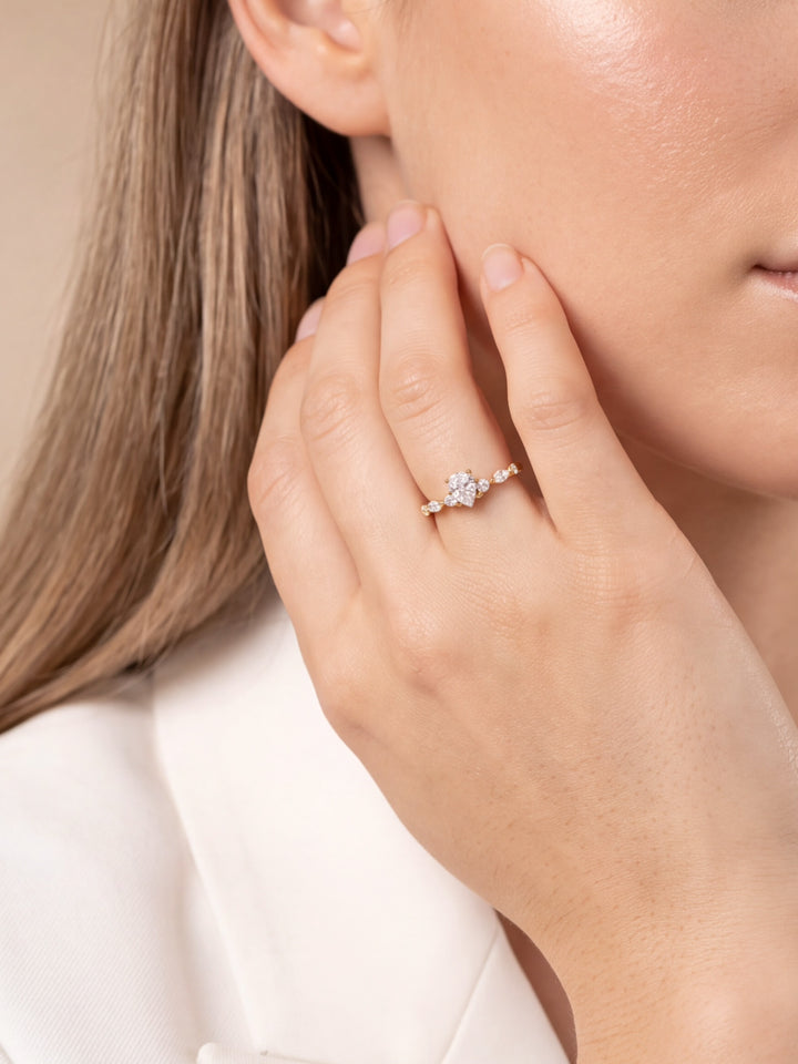 Anillo Zirconia Central Gota Y Cortes Mixtos