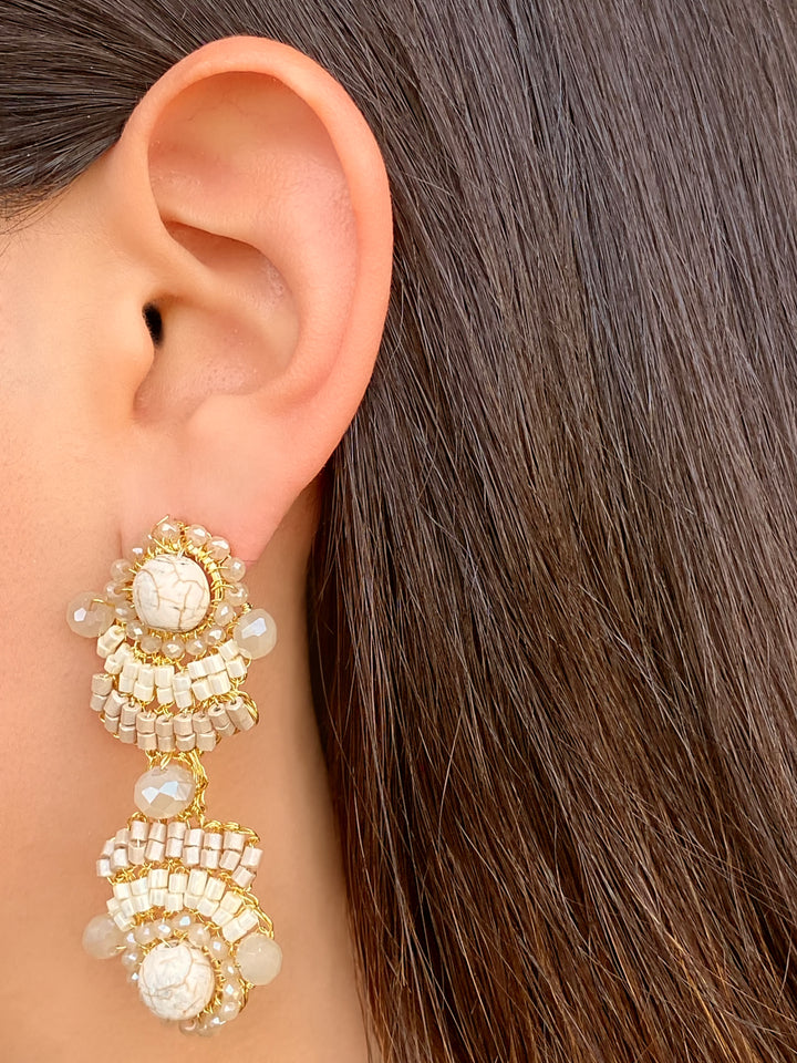 Par Arete Largo Doble Con Piedras Beige