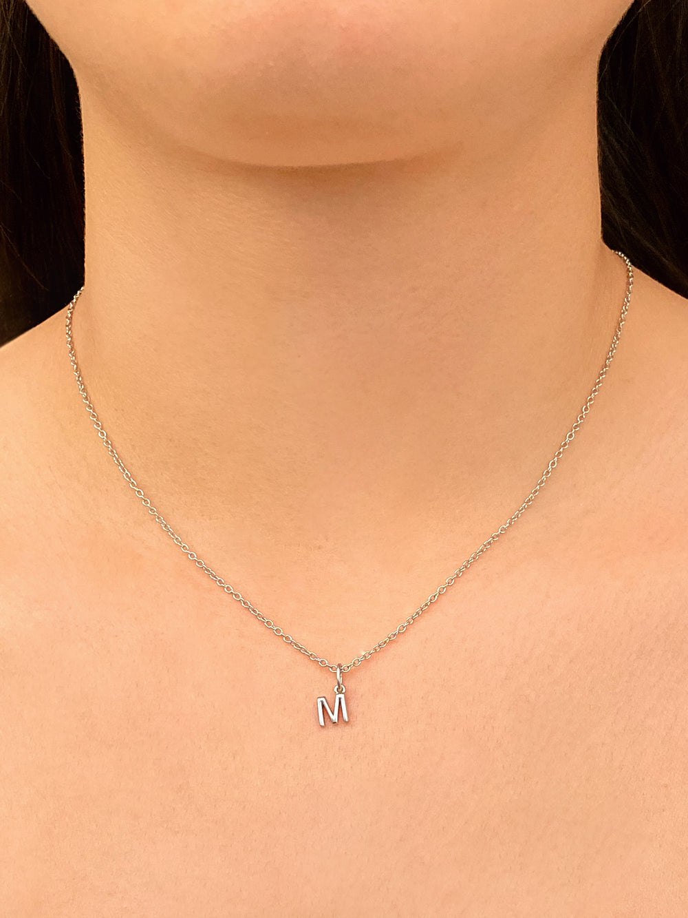 Collar Plateado Con Inicial