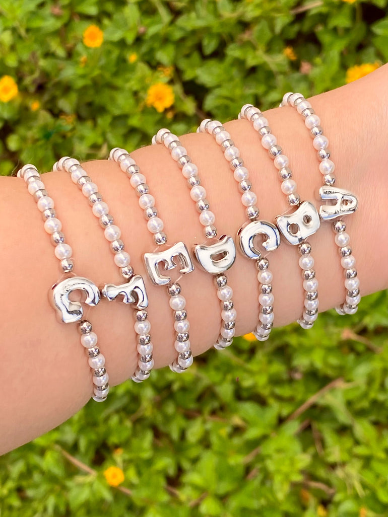 Pulsera Bolitas Plateadas y Perlas Con Inicial