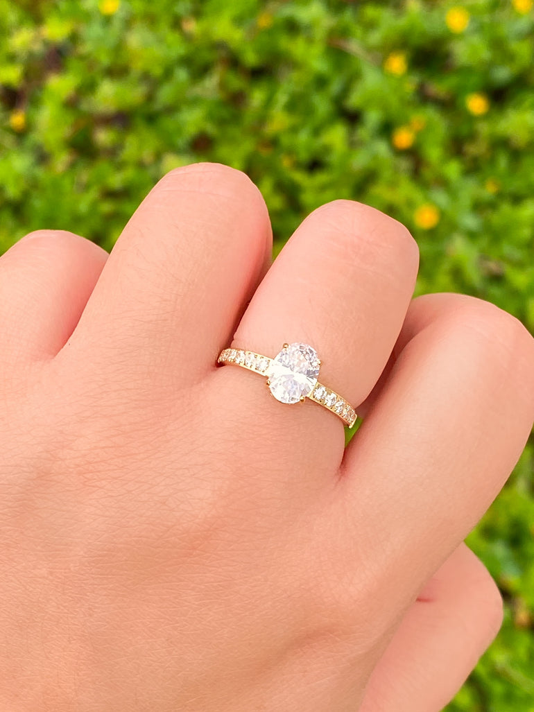 Anillo Con Zirconia Central Ovalada
