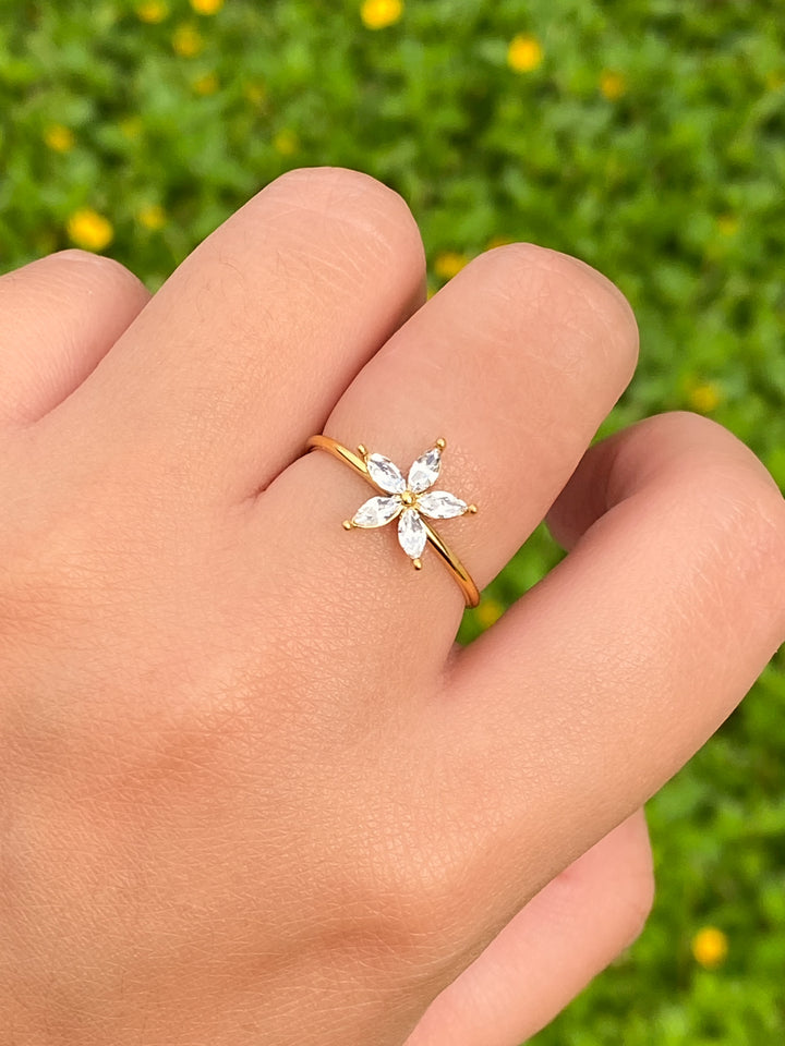 Anillo Con Flor Zirconias