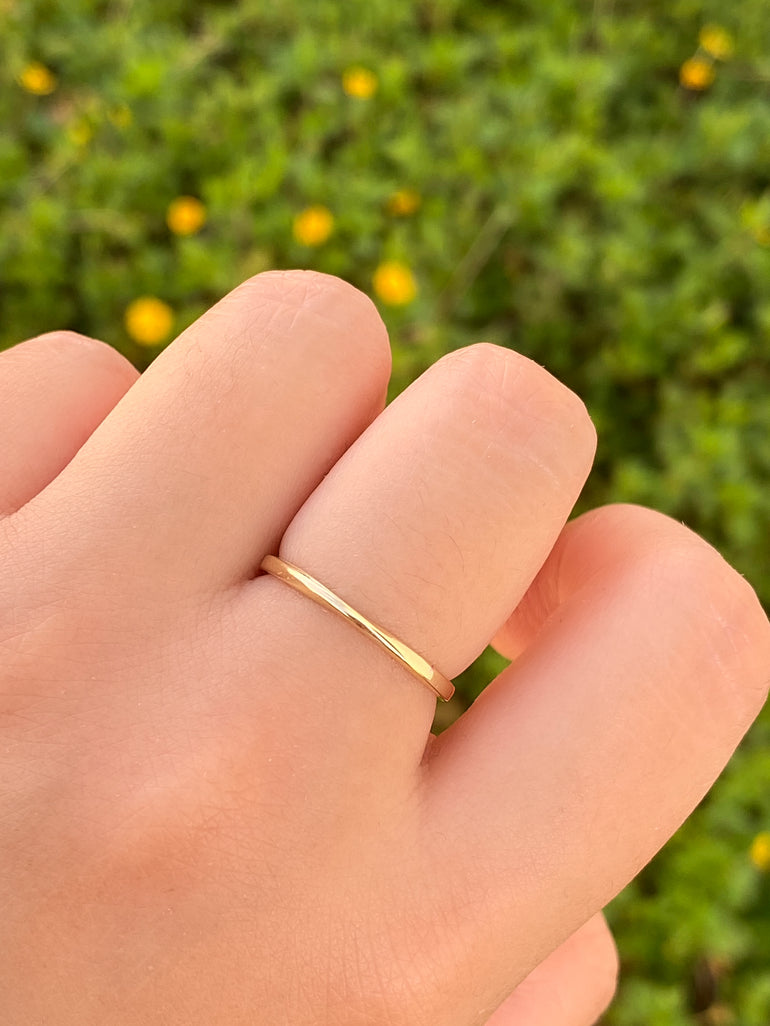 Anillo Liso Con Torcedura Oro 10K