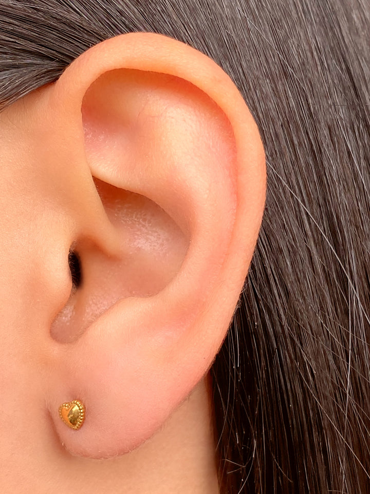 Par Arete Mini Corazon Con Contorno