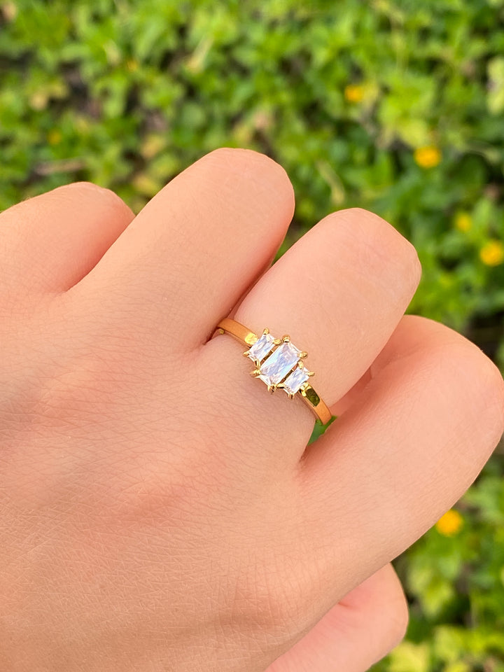 Anillo Con Tres Baguettes Centrales