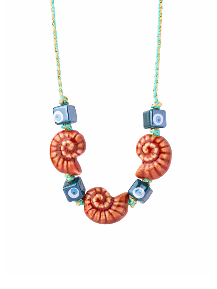 Collar Verde Con Caracoles y Ojos Cuadrados
