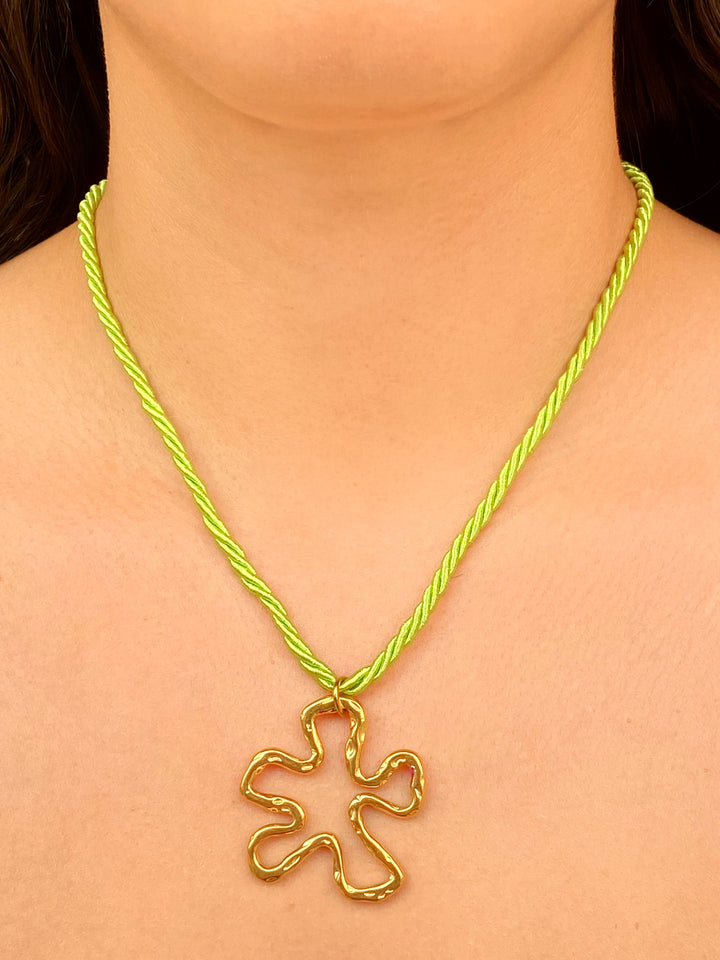 Collar Verde Con Dije Contorno Flor