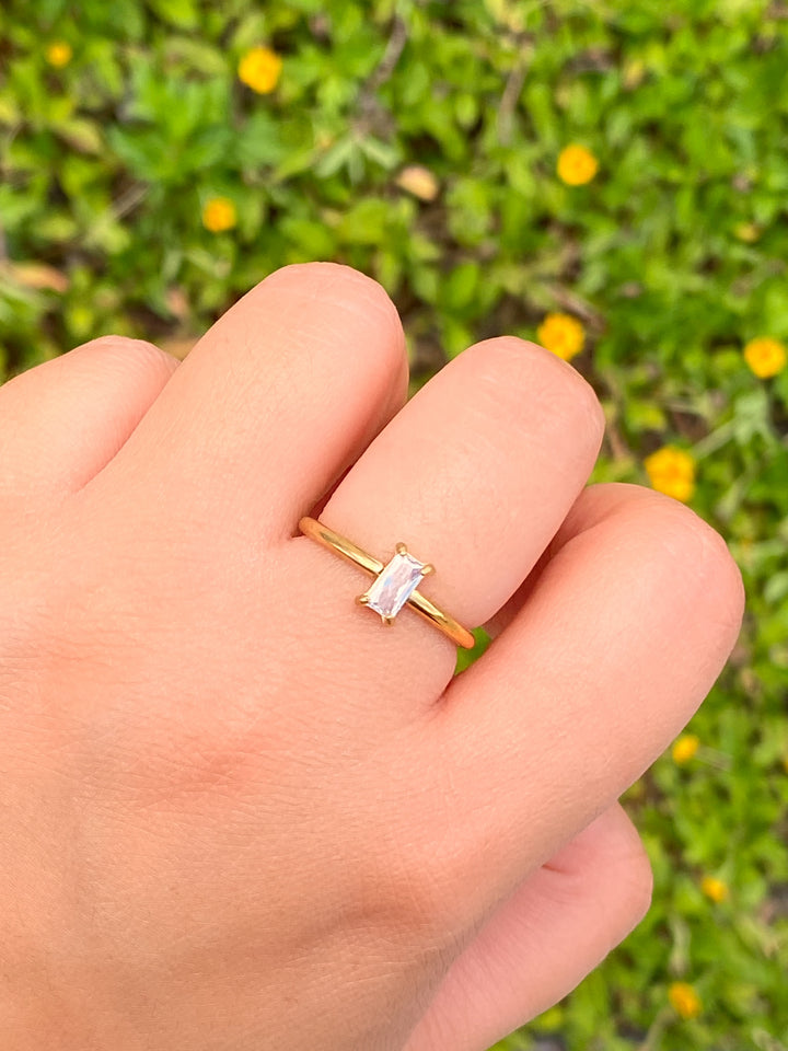 Anillo Delgado Con Zirconia Rectangular