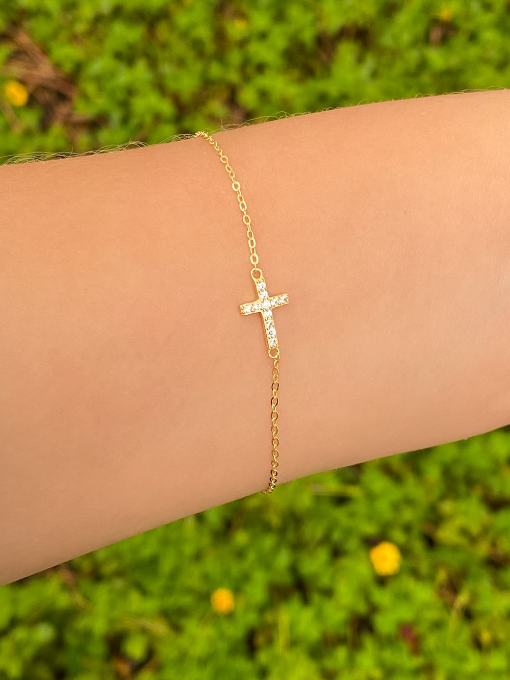 Pulsera Con Mini Cruz Dorada