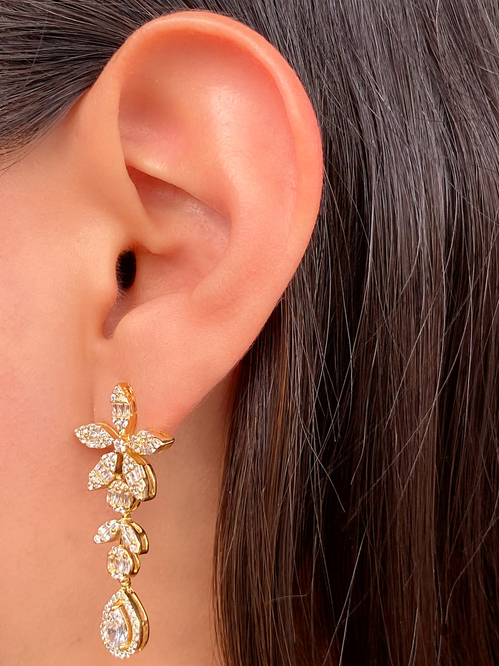 Par Arete Flor Cinco Petalos Con Gota Zirconias