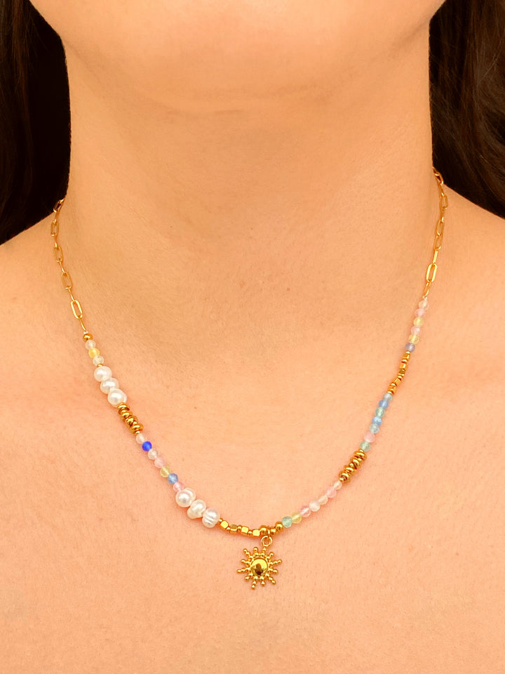 Collar Piedras y Perlas Con Dije Sol