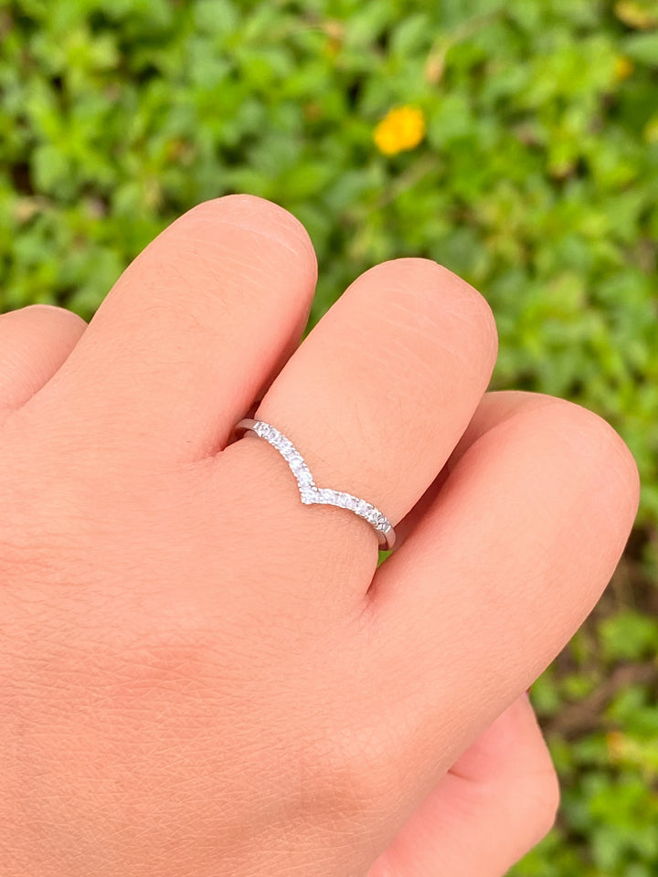Anillo Plateado Forma V Zirconias