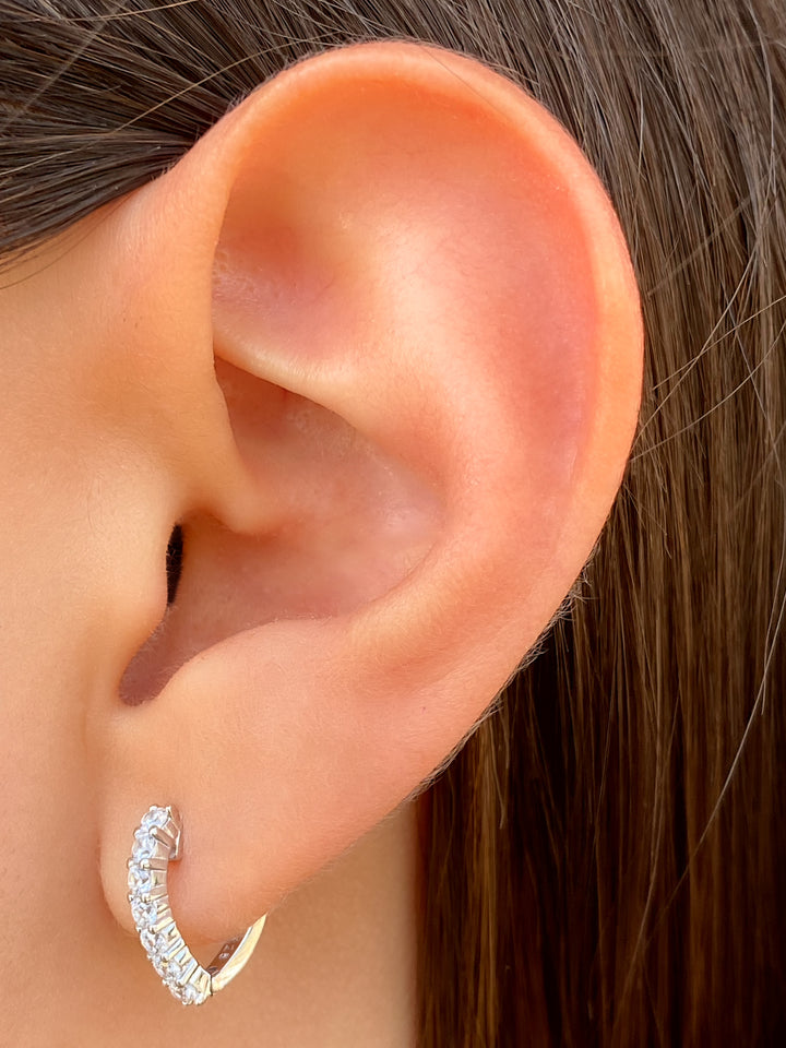 Par Arracada Forma "V" Con Zirconias