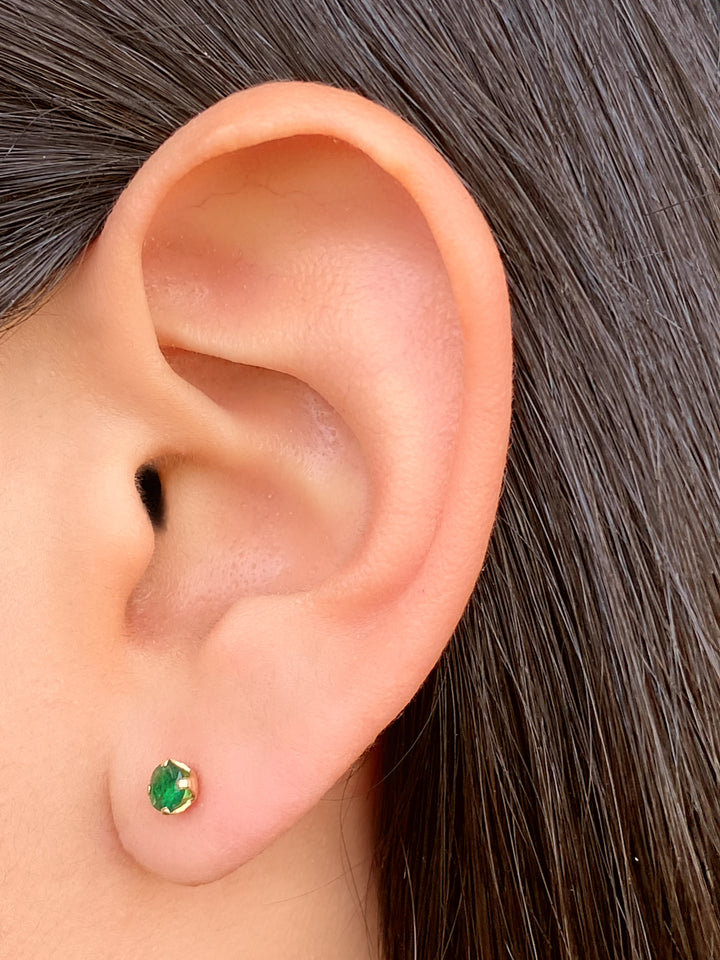 Arete Broquel Solitario Corte Round 0.27 Ct Esmeralda Natural