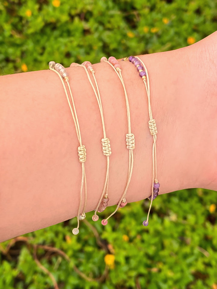 Pulsera Hilo Con Piedras y Bolitas Doradas