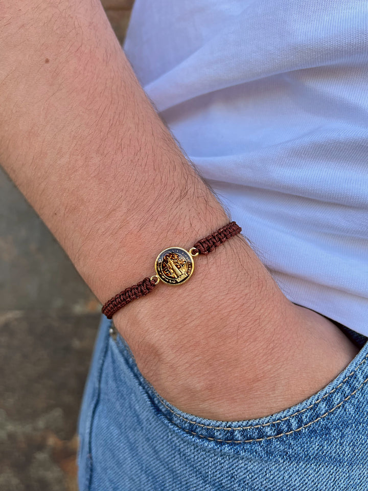Pulsera Tejida Con San Benito Dorado