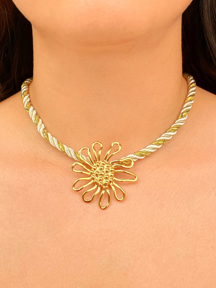 Collar Verde Con Dije Contorno Flor