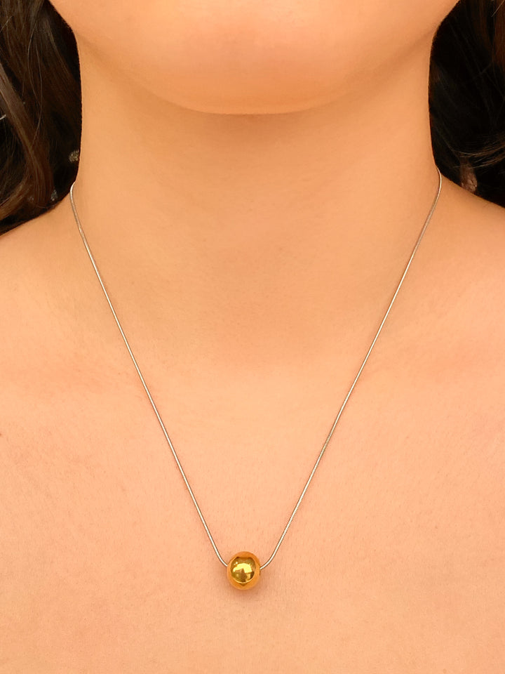 Collar Plateado Con Bolita Dorada