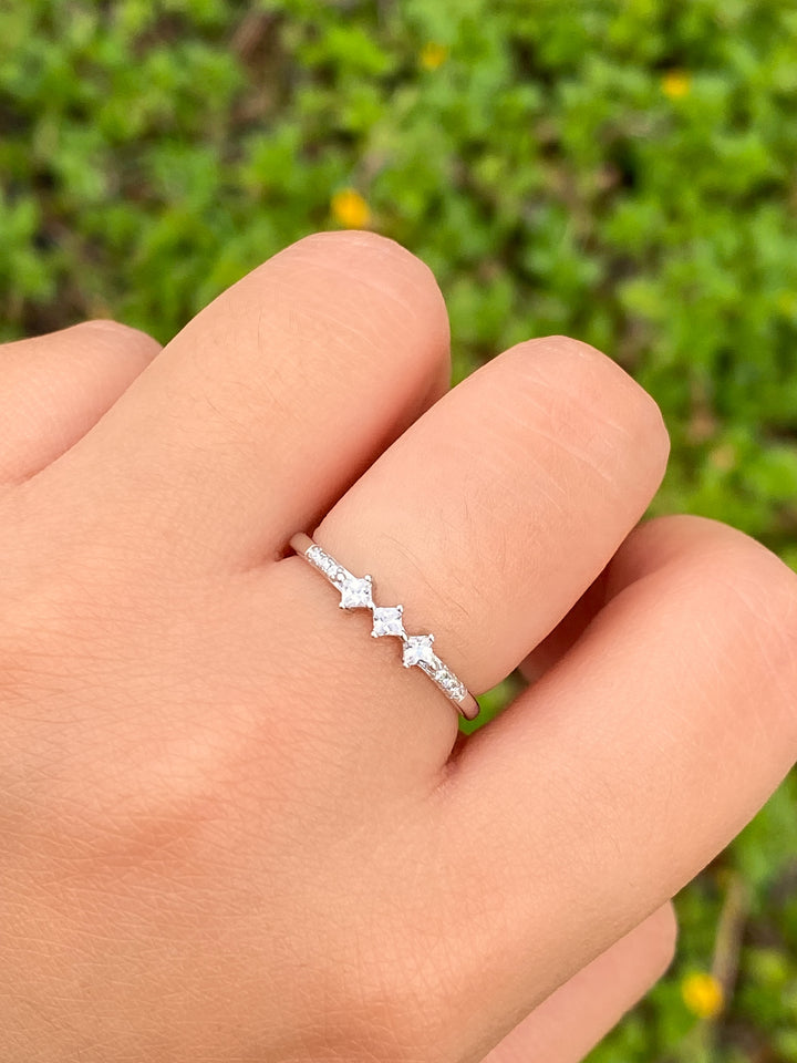 Anillo Plateado Tres Zirconias Forma Rombo