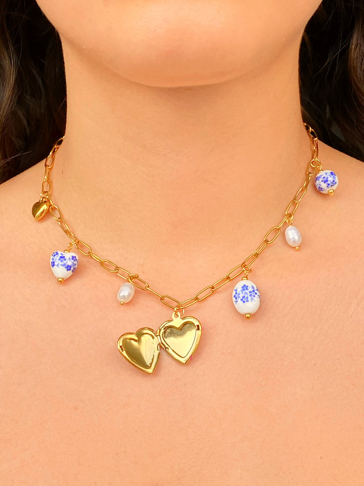 Collar Eslabones Dijes Flores Azules, Corazon y Relicario