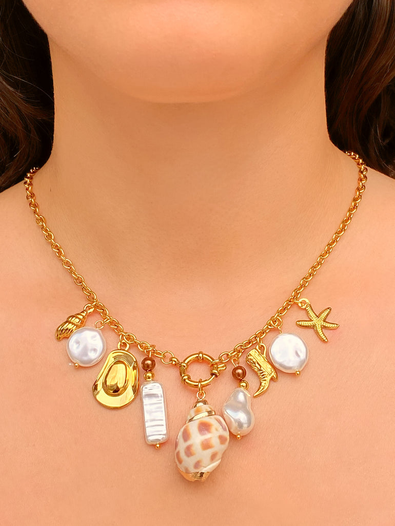 Collar Con Dijes Dorados, Perlas, Concha Y Timon