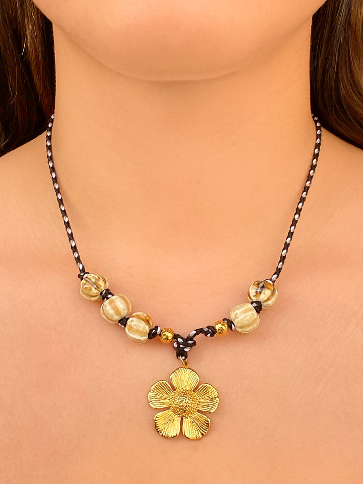 Collar Negro Con Dije Flor