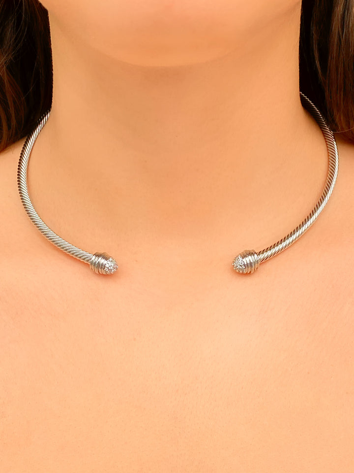 Choker Abierto Torcido Con Borde Zirconias