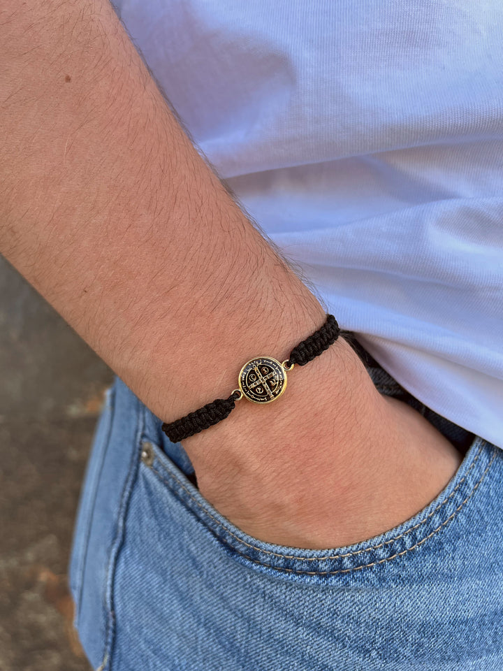Pulsera Tejida Con San Benito Dorado