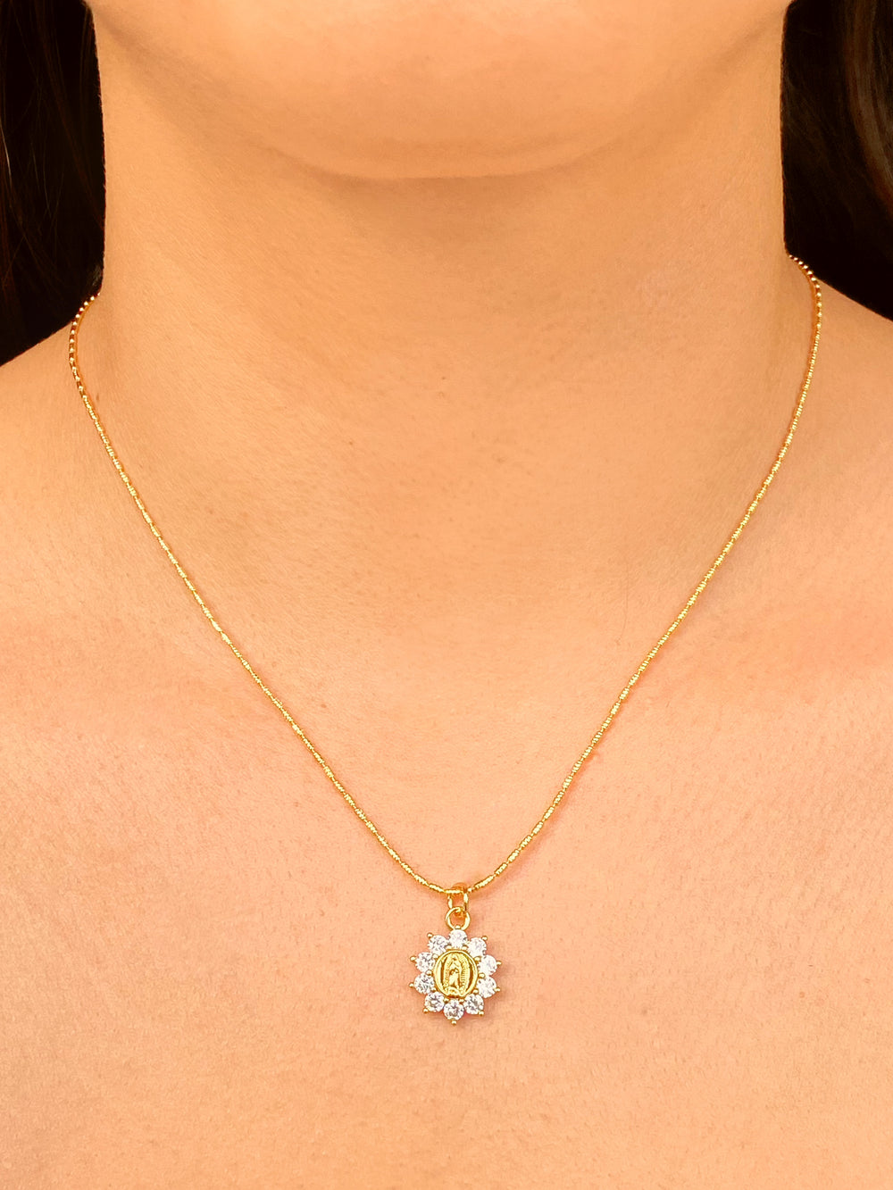 Collar Dije Flor Con Virgen Zirconias