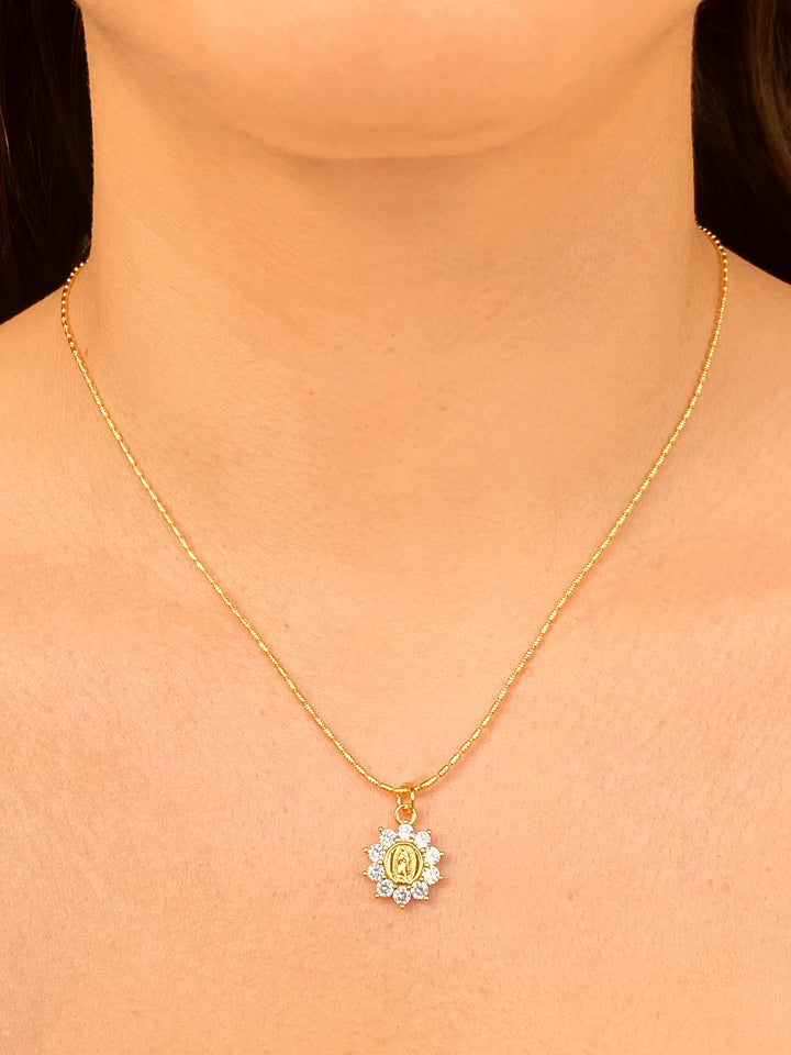 Collar Dije Flor Con Virgen Zirconias