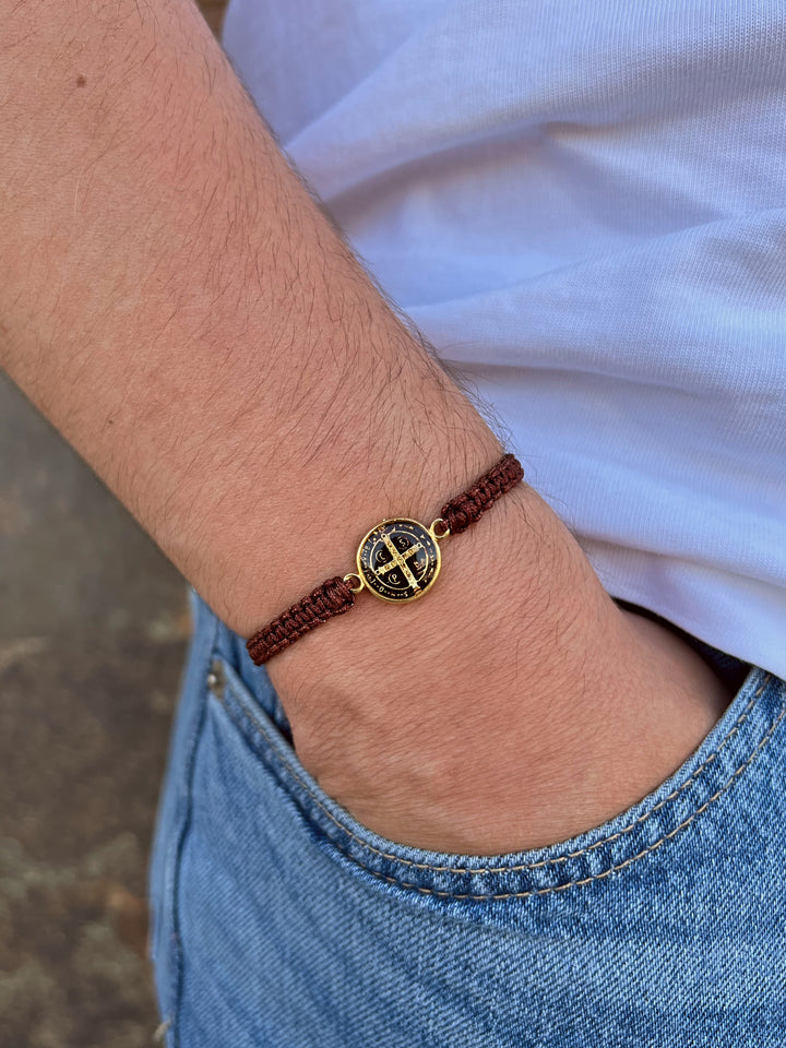 Pulsera Tejida Con San Benito Dorado