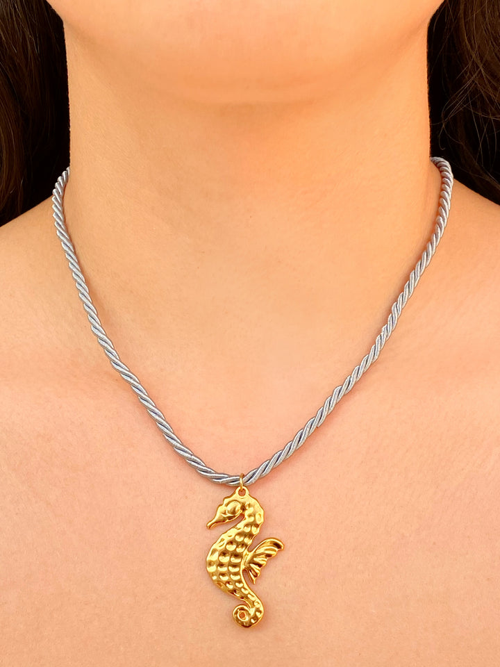 Collar Gris Con Dije Caballito De Mar