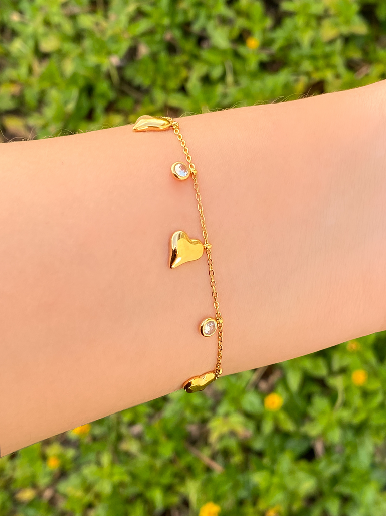 Pulsera Con Dijes Corazones Y Zirconias
