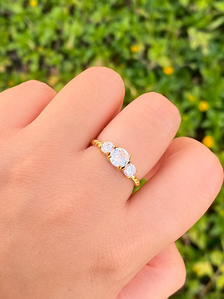 Anillo Trenzado Tres Zirconias Redondas