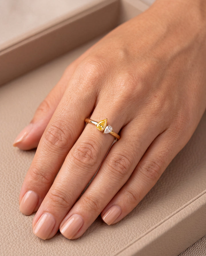 Anillo Con Zirconia Ovalada Y Gota
