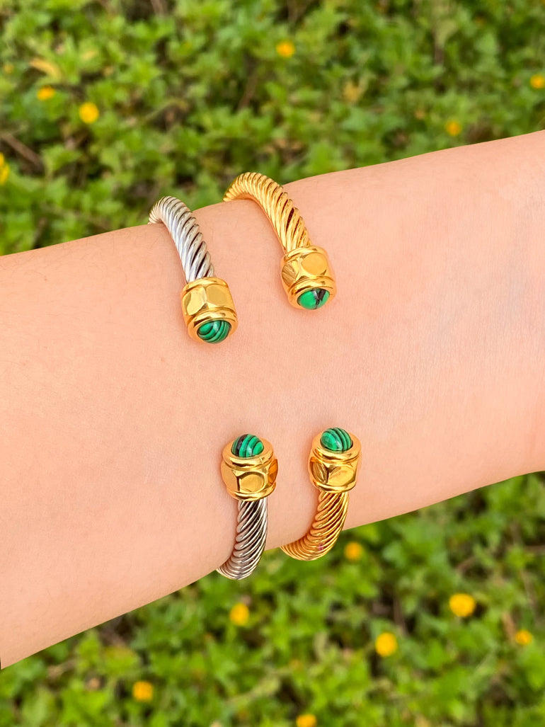 Brazalete Trenzado Borde Dorado Con Piedra Verde