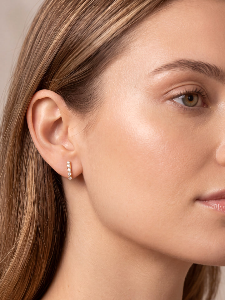 Broquel Linea Cinco Zirconias Oro 10k