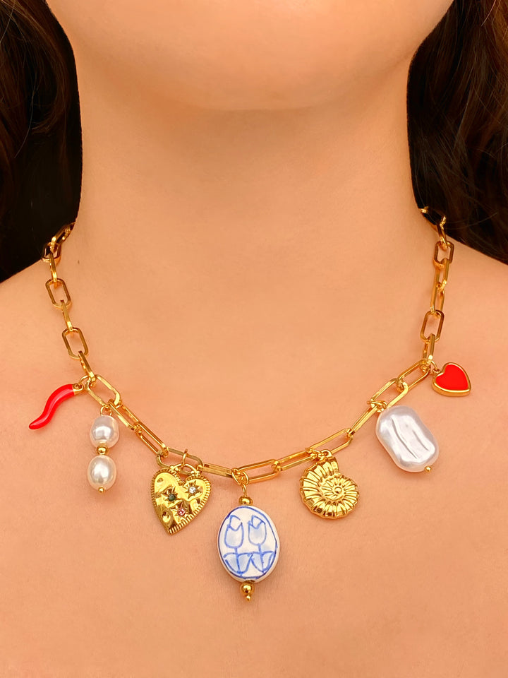 Collar Eslabones Con Dijes Corazon, Perlas y Flores Azules