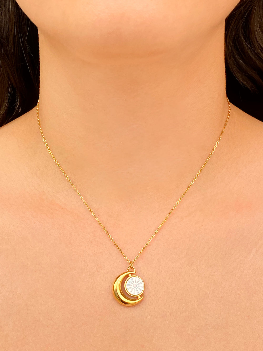 Collar Luna Dorada Con Dije Blanco Circular