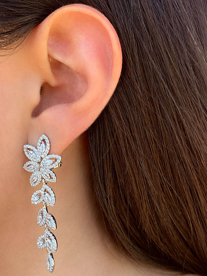 Par Aretes Plateados Flor con Zirconias