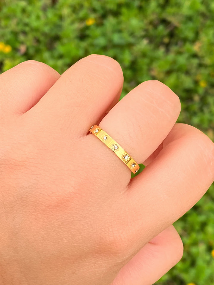 Anillo Con Mini Flores Zirconias