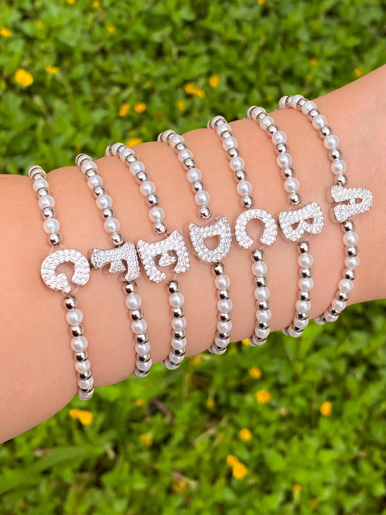 Pulsera Bolitas Plateadas y Perlas Con Inicial Zirconias