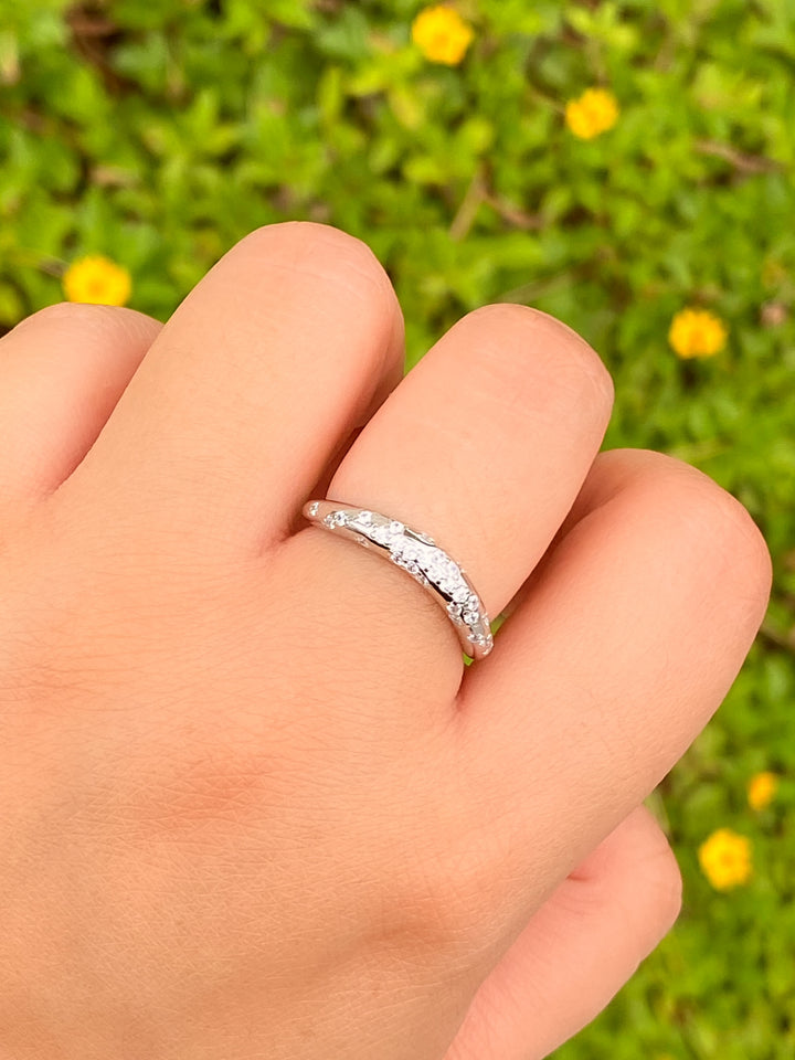 Anillo Grueso Ondulado Con Zirconias