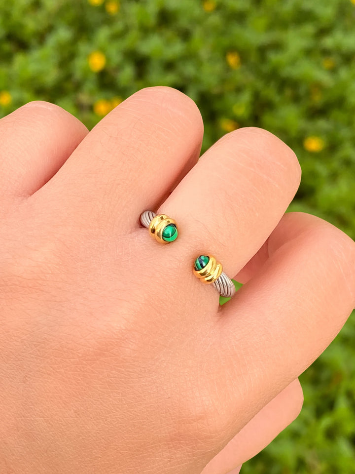 Anillo Abierto Torcido Con Piedra Verde
