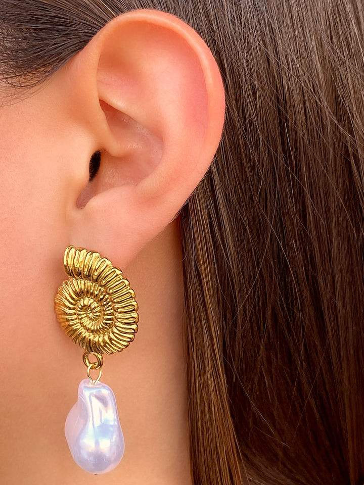 Par Arete Caracol Con Perla Irregular