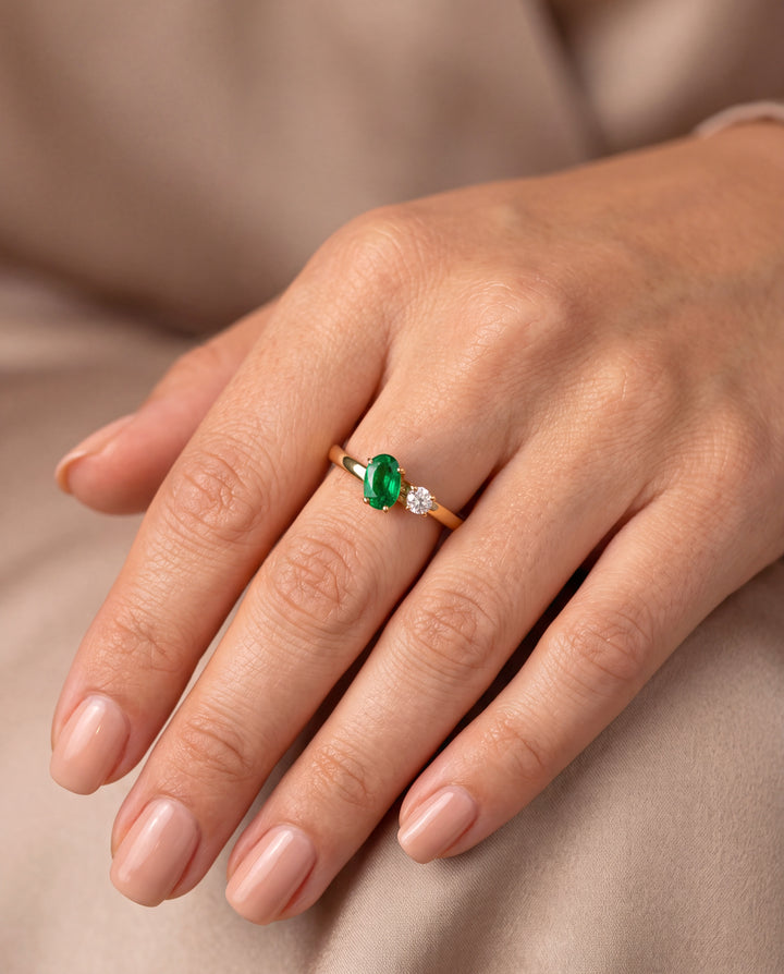 Anillo Con Zirconia Ovalada Y Gota