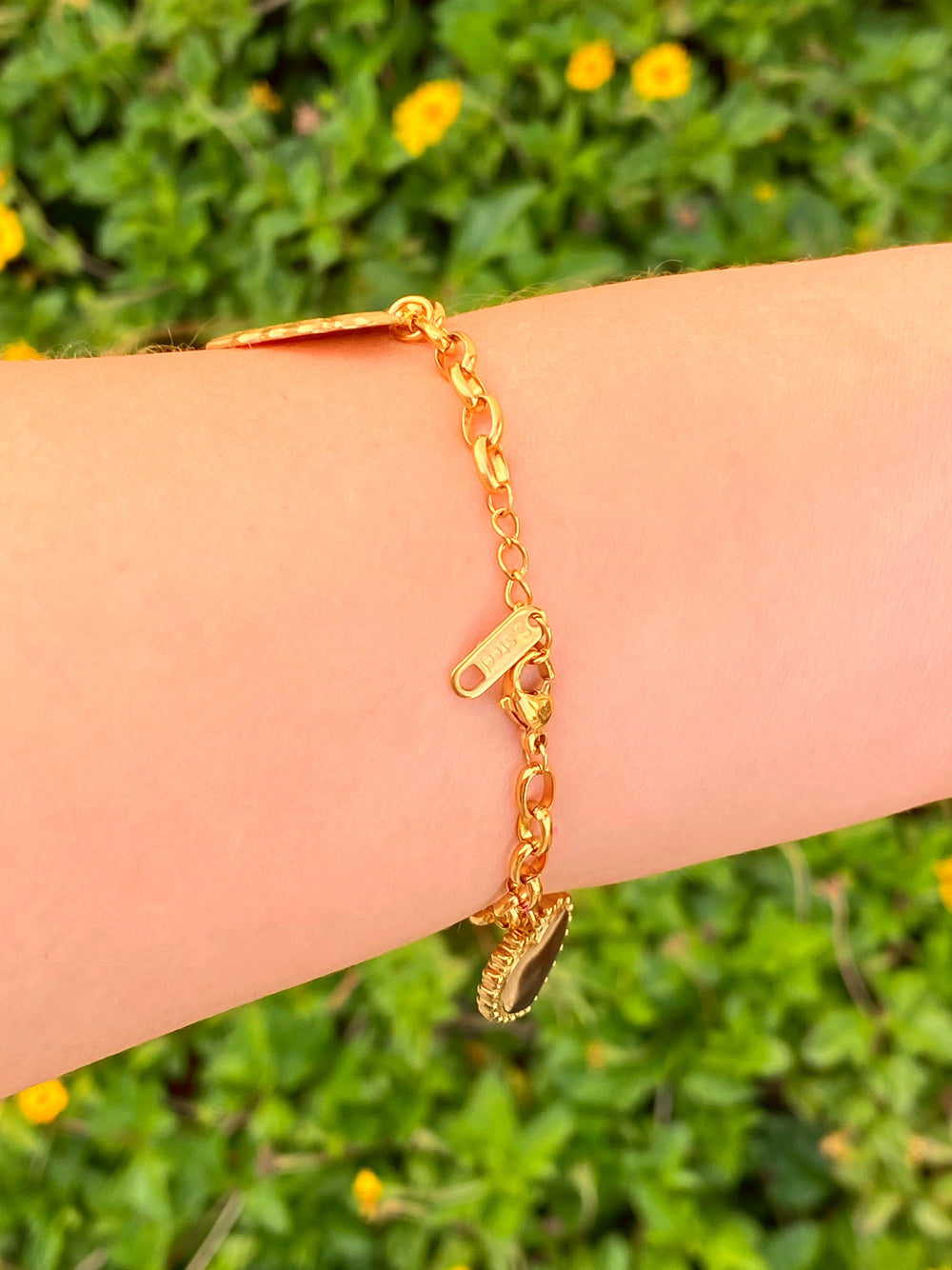 Pulsera Con Dijes Mariposa, Flor y Corazon