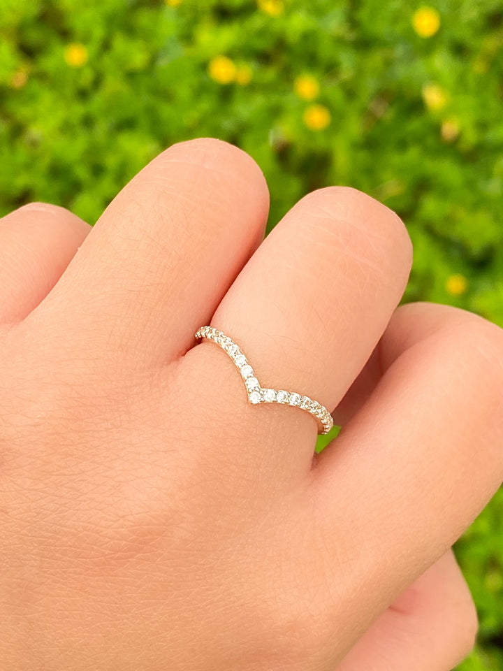 Anillo Forma V Zirconias Oro 14k