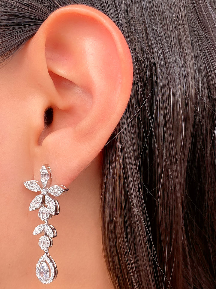Par Arete Flor Cinco Petalos Con Gota Zirconias