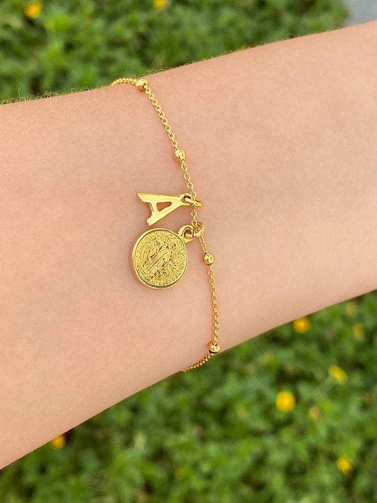 Pulsera Con Bolitas Doradas Inicial y San Benito